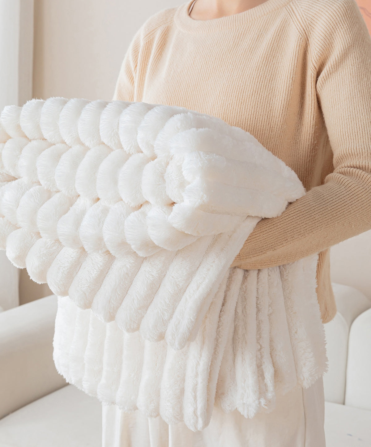 Plaid Le Cocon blanc, porté dans les bras