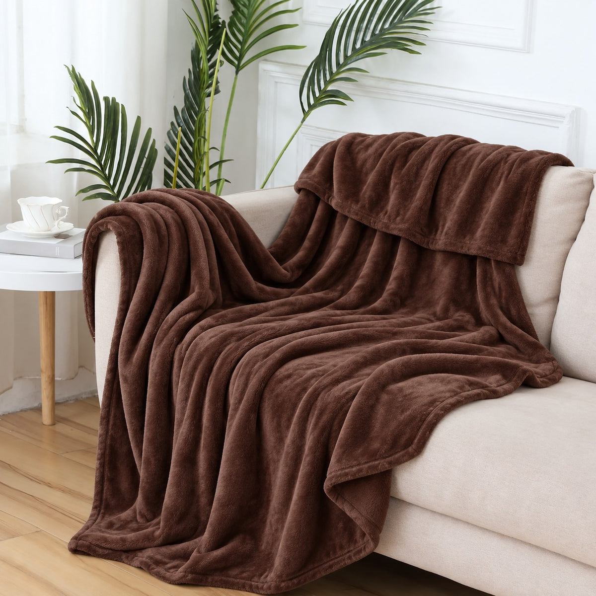 Plaid Le Velours marron sur un canapé