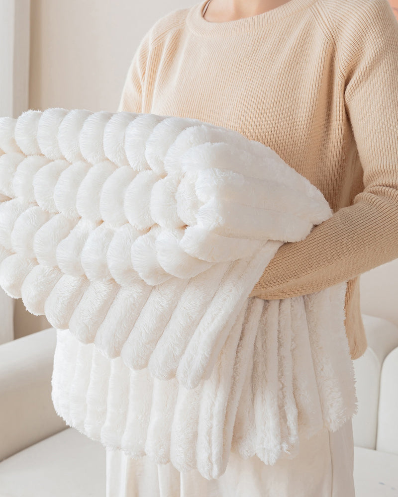 Plaid Le Cocon blanc, porté dans les bras