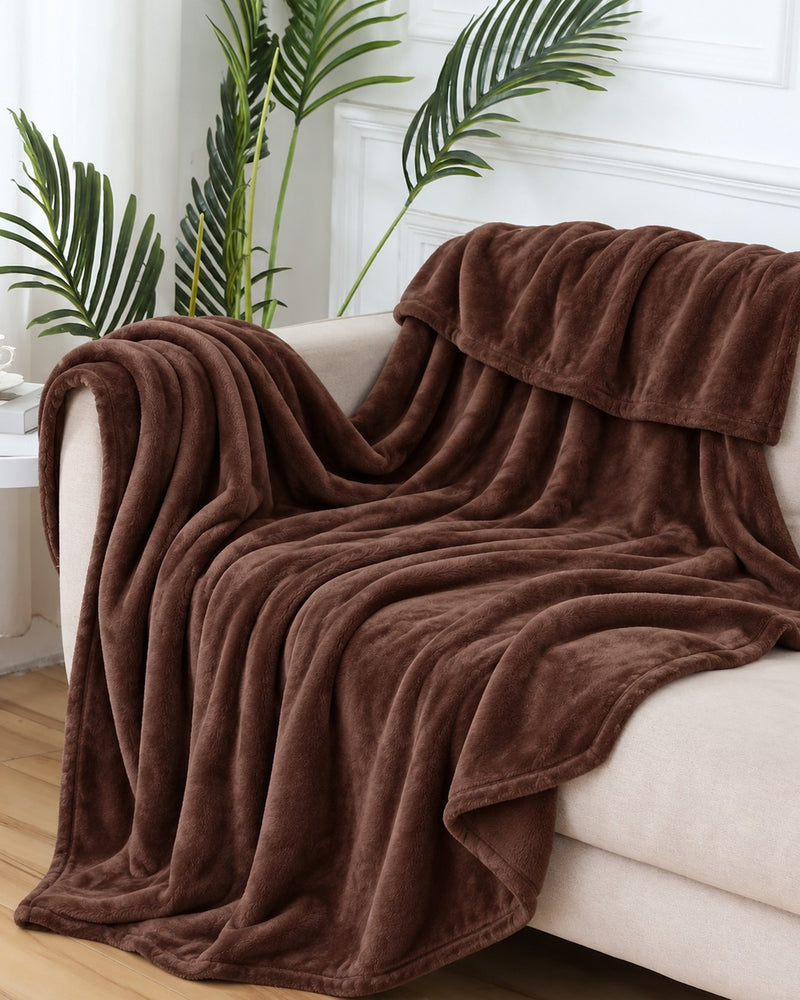 Plaid Le Velours marron sur un canapé